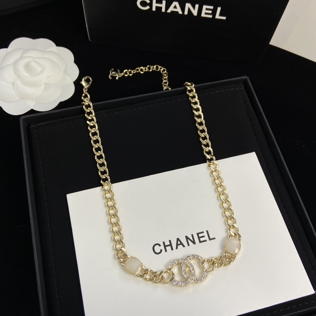 TOP CHANEL Turnlock Necklace