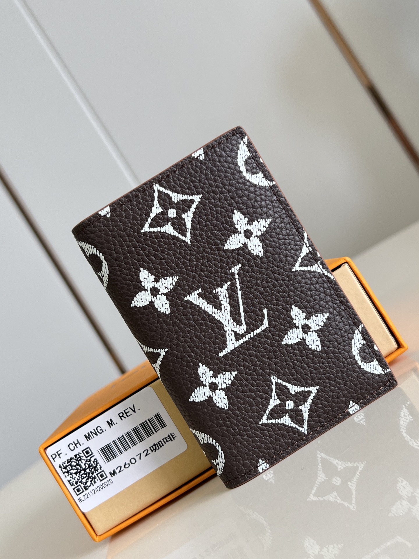 TOP Louis Vuitton LV Passport Holder Monogram Shadow 11.1 x 1 x 7.5 cm - 7 Colors