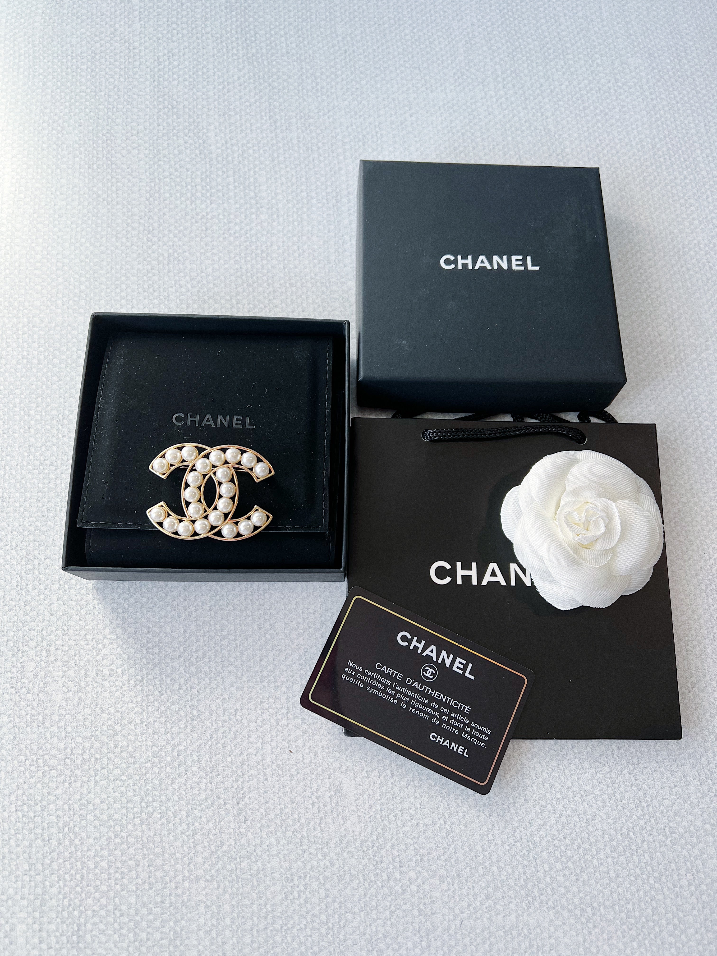 TOP CHANEL Gold Pearl Brooch