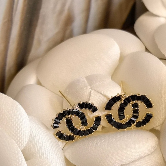 TOP CHANEL Square Black Diamond CC Earrings