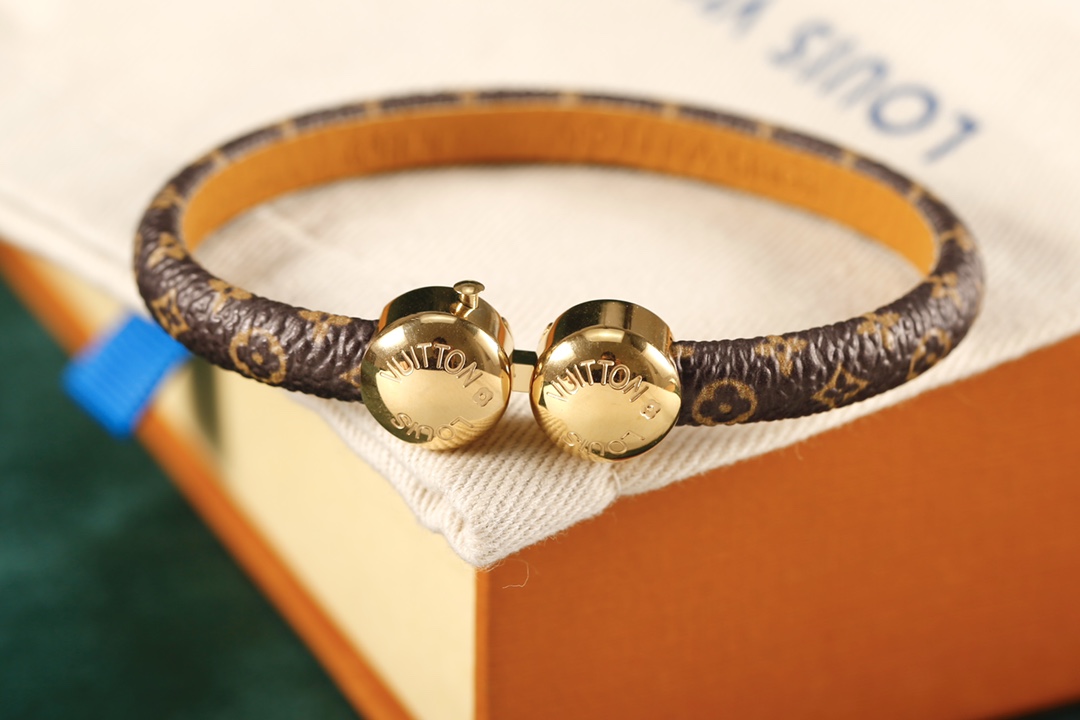 TOP Louis Vuitton LV Classic Monogram Leather Bracelet