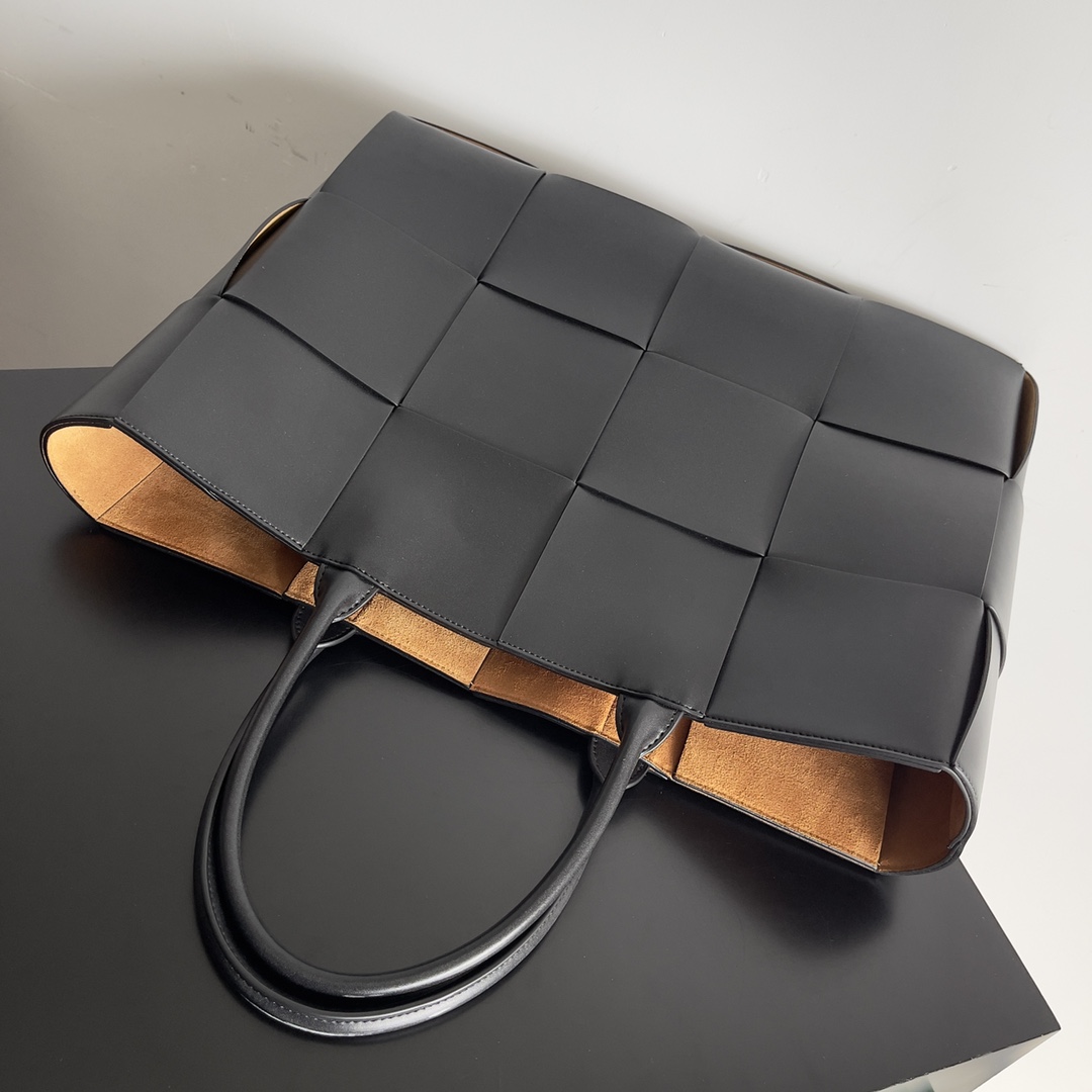 TOP Bottega Veneta BV Clicker Bags - Black
