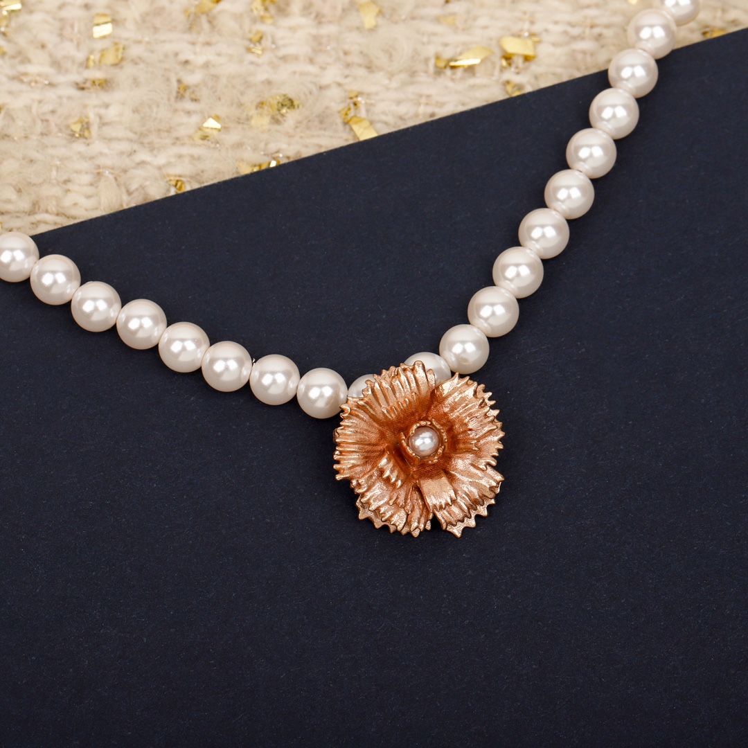 TOP Christian Dior Cornflower Pearl Necklace