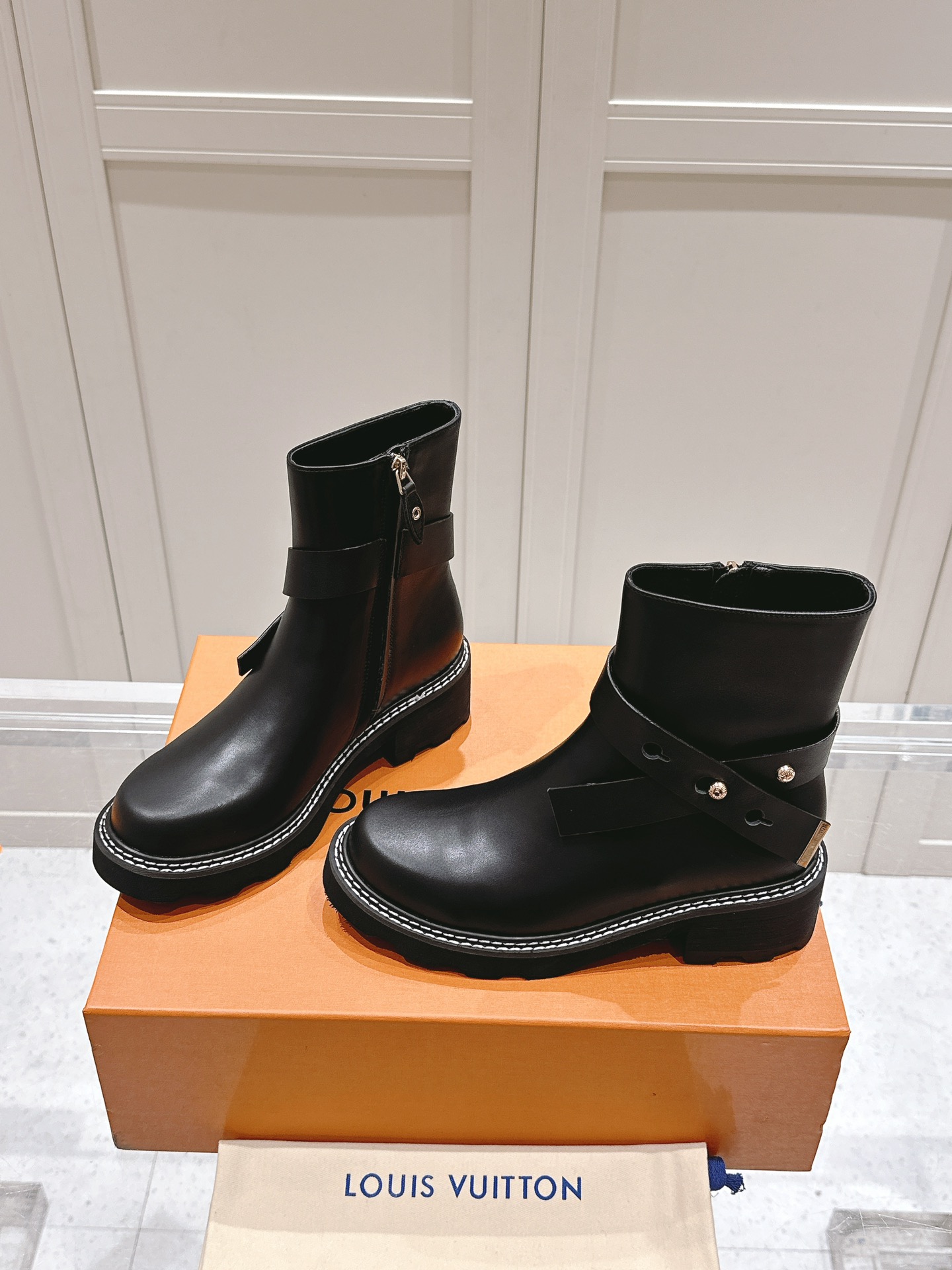 TOP Louis Vuitton LV Leather Boots - Black