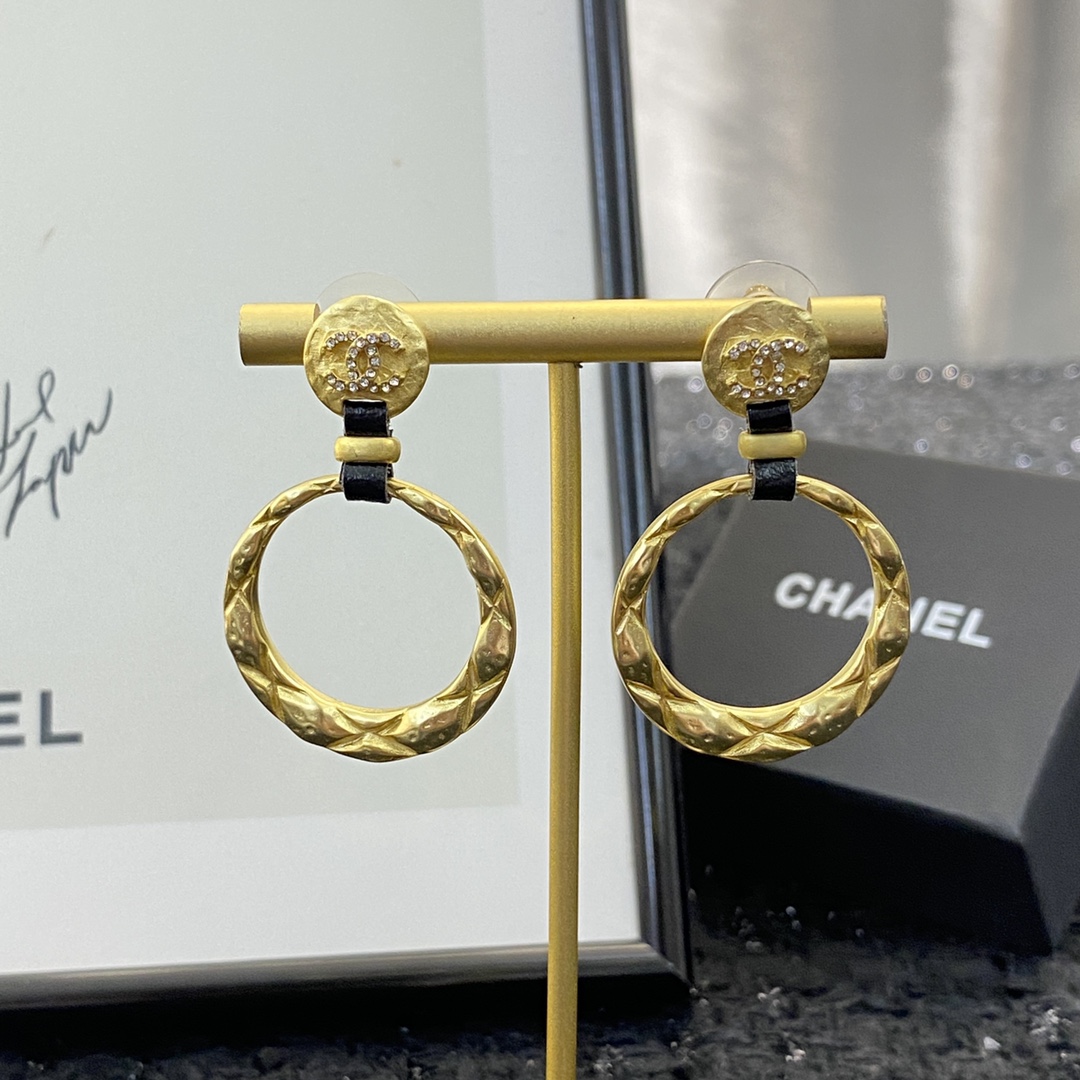 TOP CHANEL Earrings