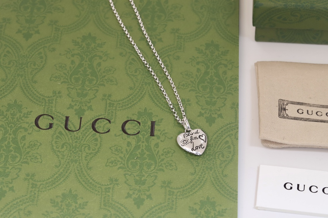TOP GUCCI Heart Necklace - Sliver