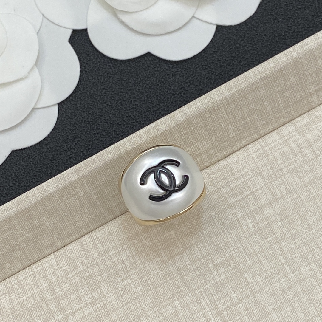 TOP CHANEL Ring - Gold and White