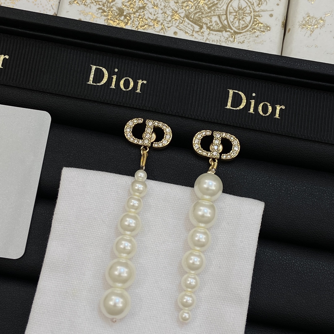 TOP Christian Dior Pearl Earring - White