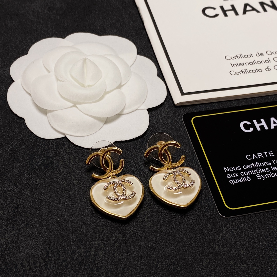 TOP CHANEL Double C Heart Earrings