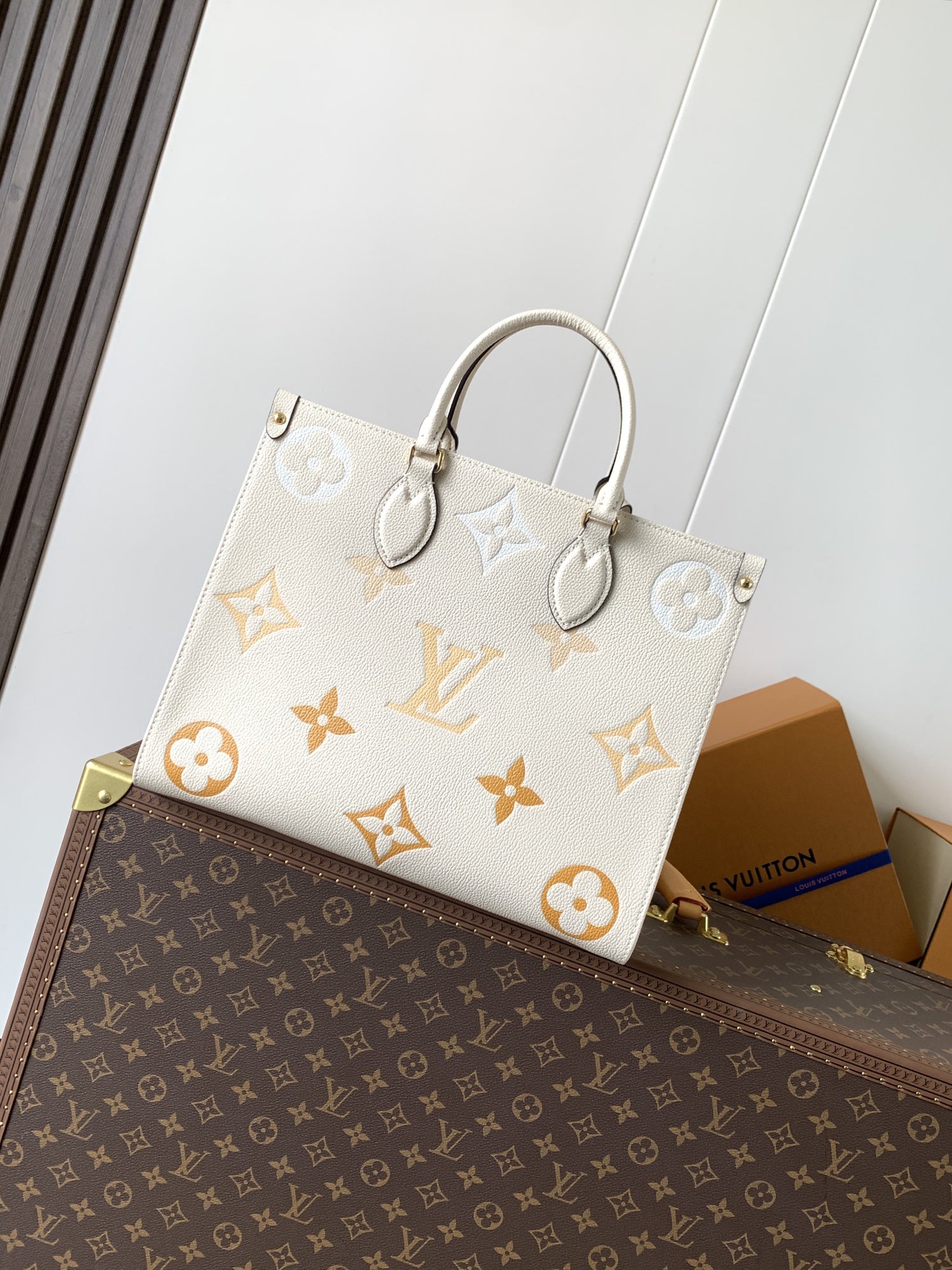 TOP Louis Vuitton LV  On The Go Handbag 34.0 x 26.0 x 13.0cm - Beige