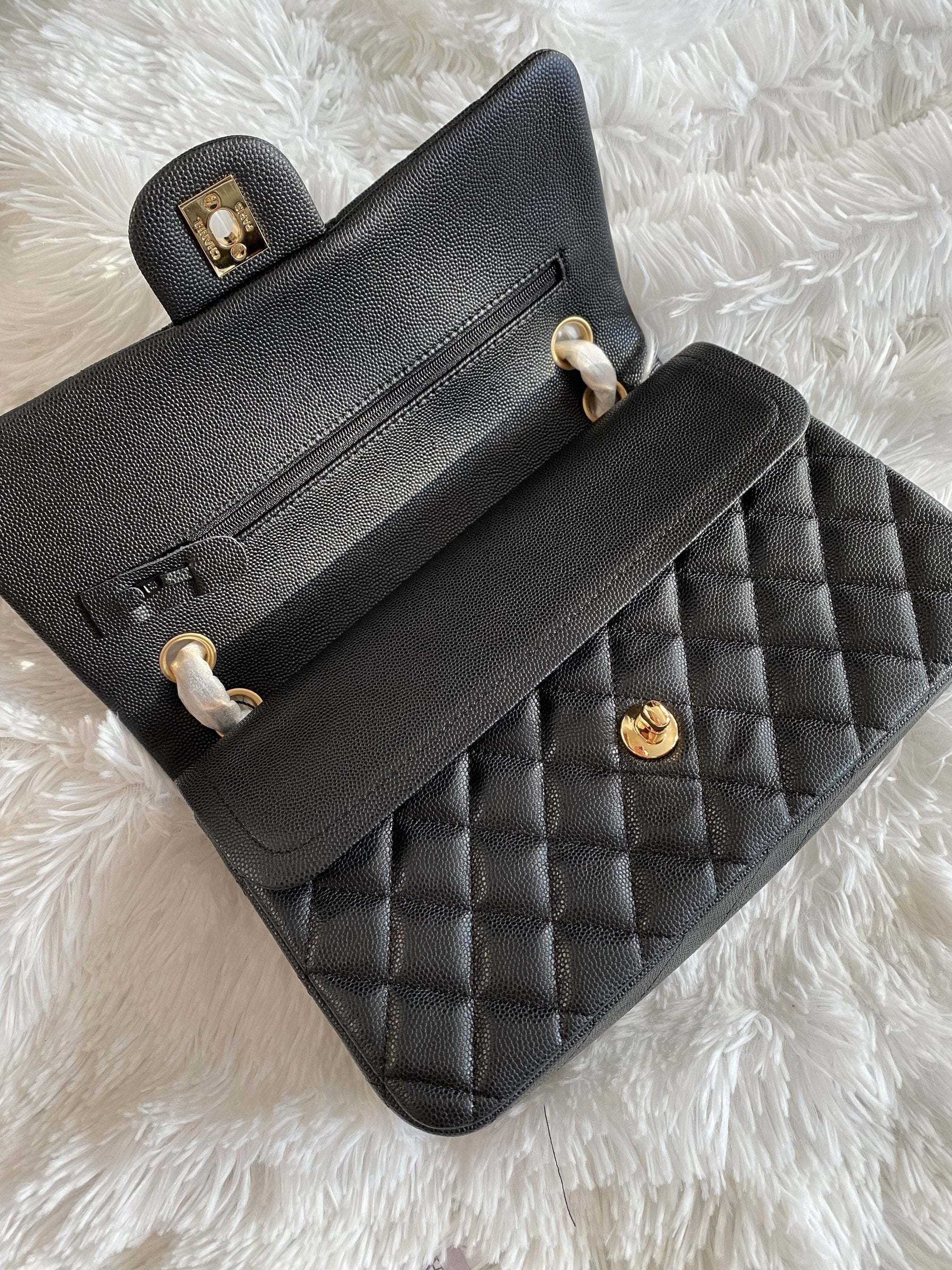 TOP CHANEL Classic Flap Bag Caviar Medium 25.5cm  - Black & GHW