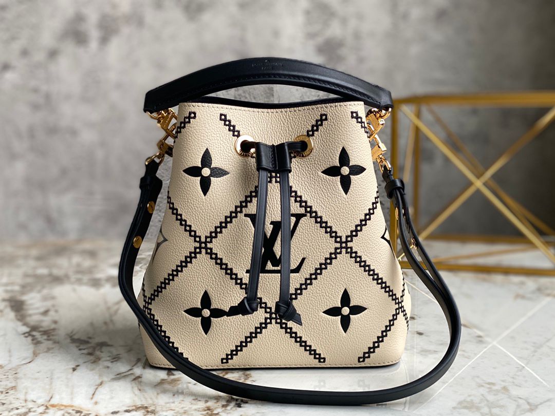 TOP Louis Vuitton LV  NoeBB Bucket Bag 24x22x15cm - Cream and Black