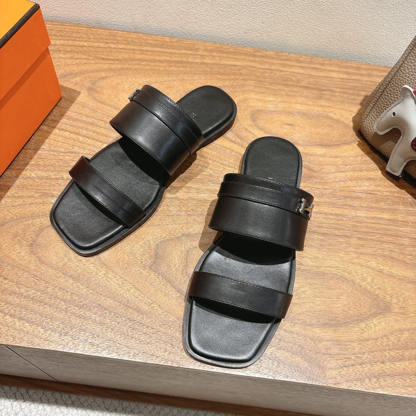 TOP HERMES Slippers- Black