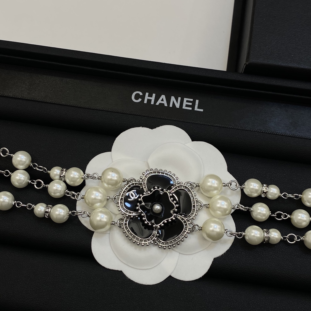 TOP CHANEL Sweater Chain with Pearl and Flower - Silver