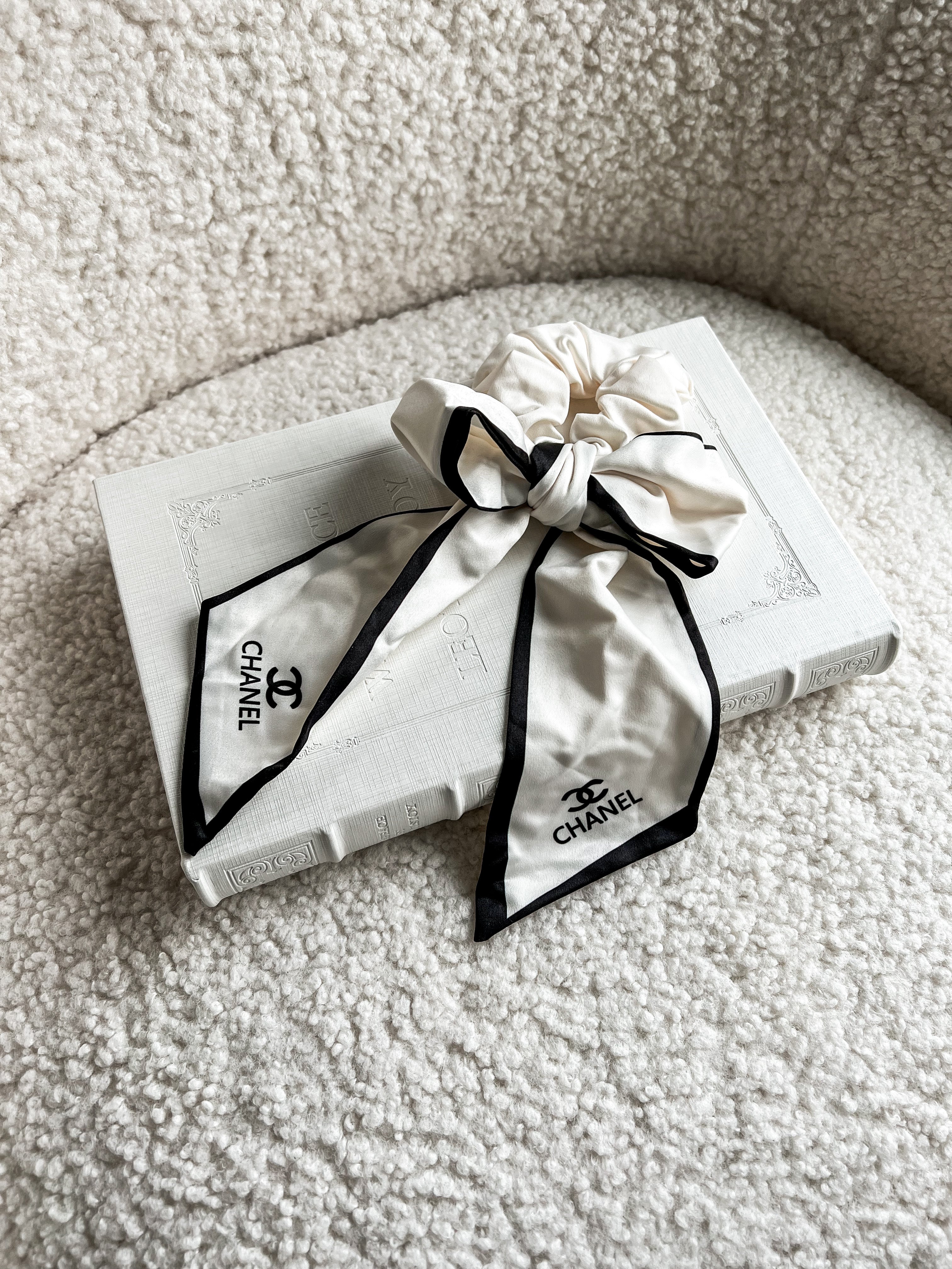 TOP CHANEL Crunchy + Twilly Set - White w Black Trimming