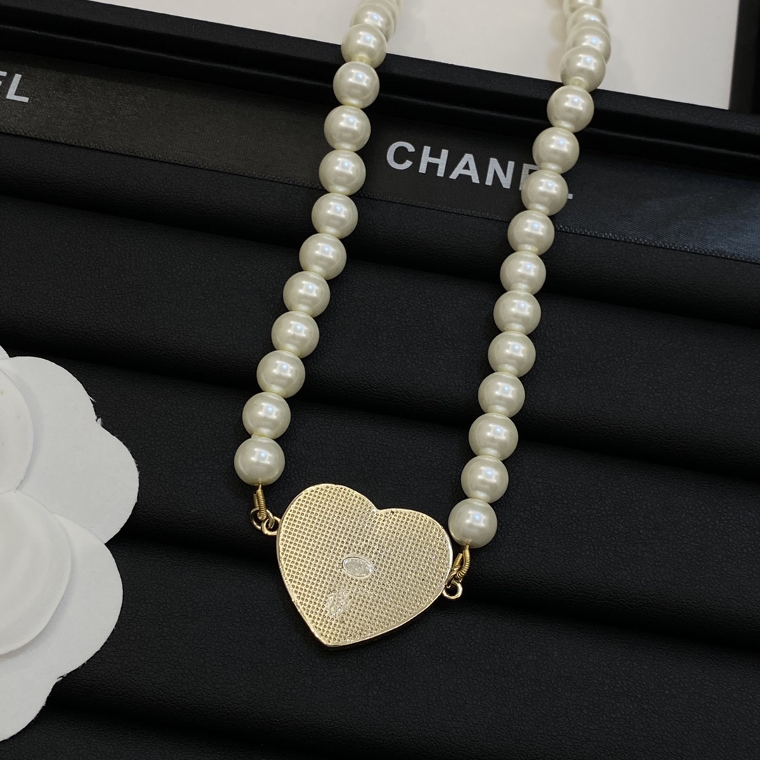 TOP CHANEL Necklace with Pearl and Heart Pendant - Gold