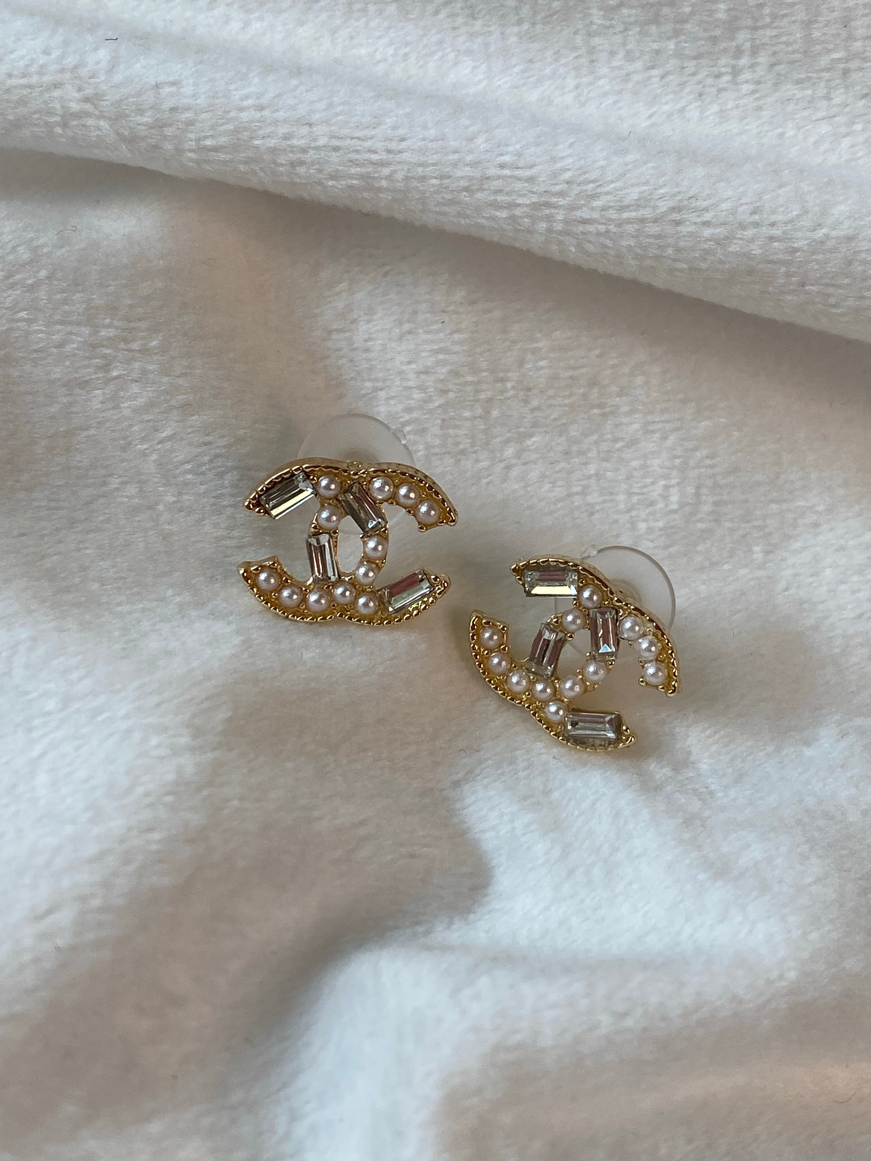 TOP CHANEL Small Stud Logo Earrings