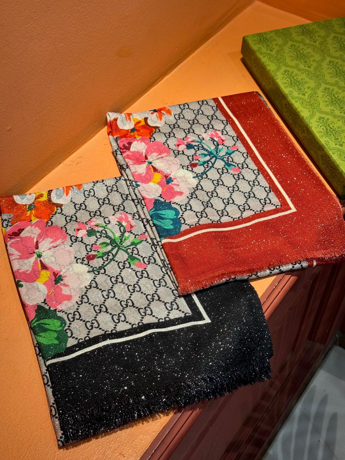 TOP GUCCI Flowers Scarf 110×200 cm - 2 Color