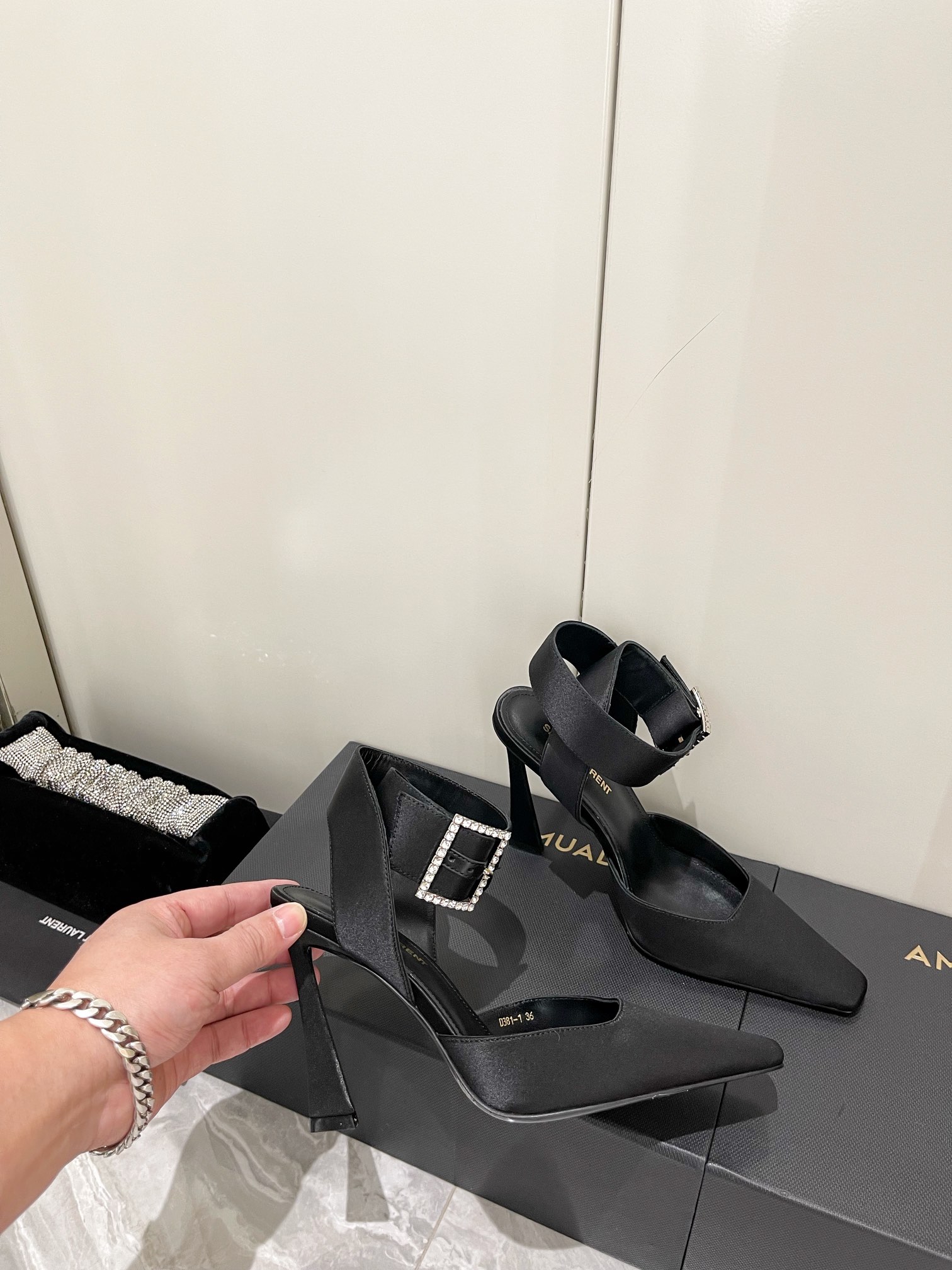 TOP Yves Saint Laurent YSL SAINT LAUREN 23 High Heels - Black