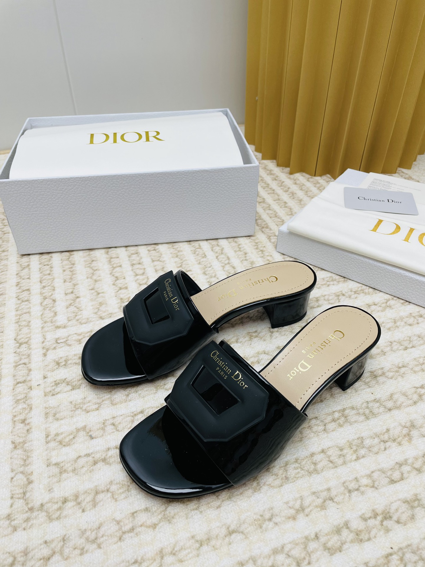 TOP Christian Dior Jelly Colored Slippers - 3 Colors