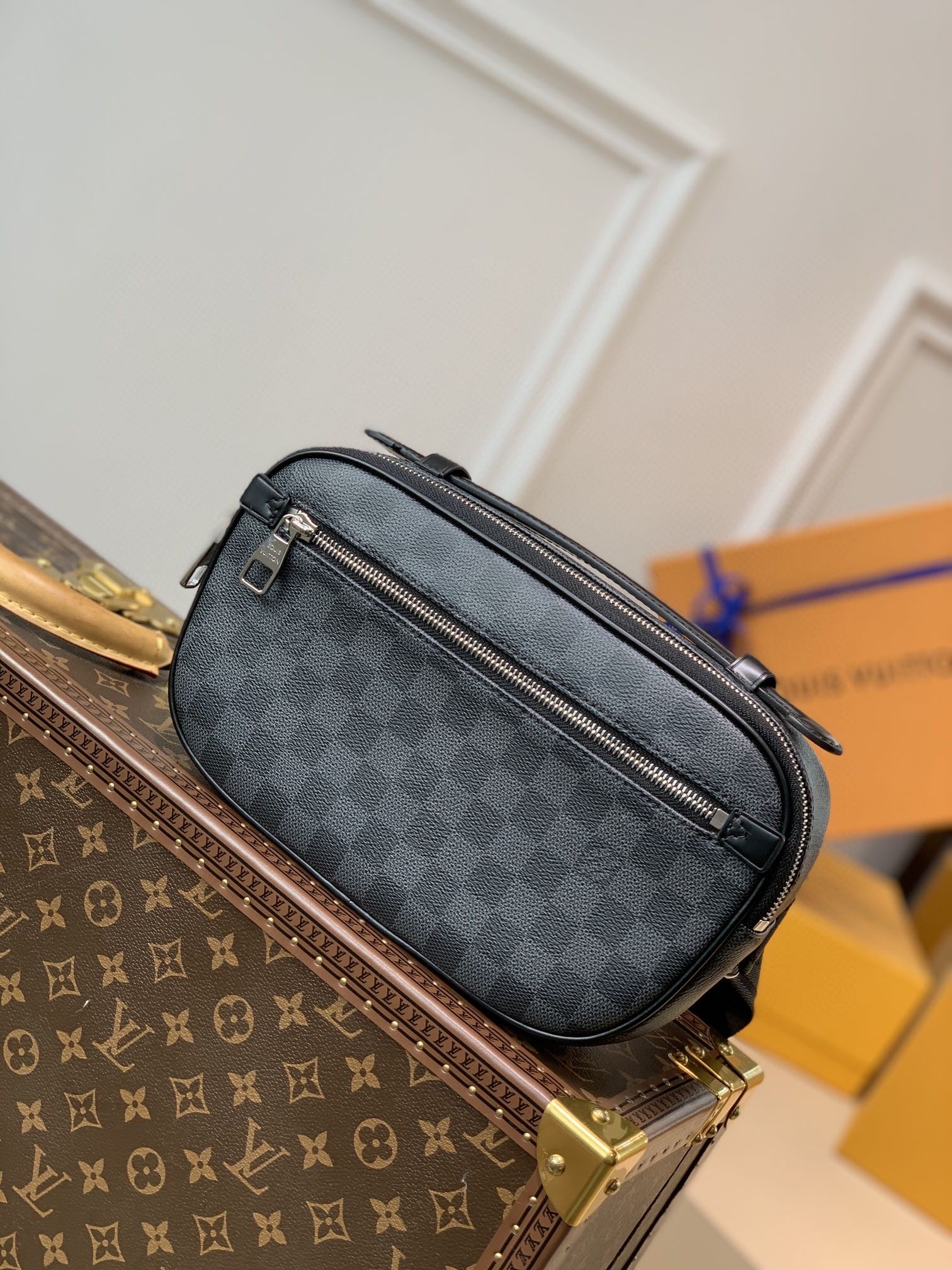 TOP Louis Vuitton LV  Ambler Damier Ebene Belt Bag 17 × 26 ×5 cm- Black