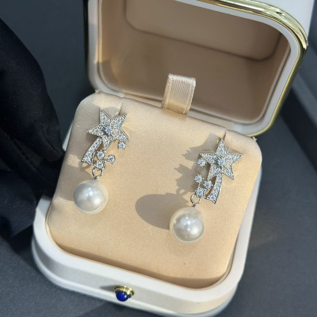 TOP CHANEL Flat Pearl Earrings