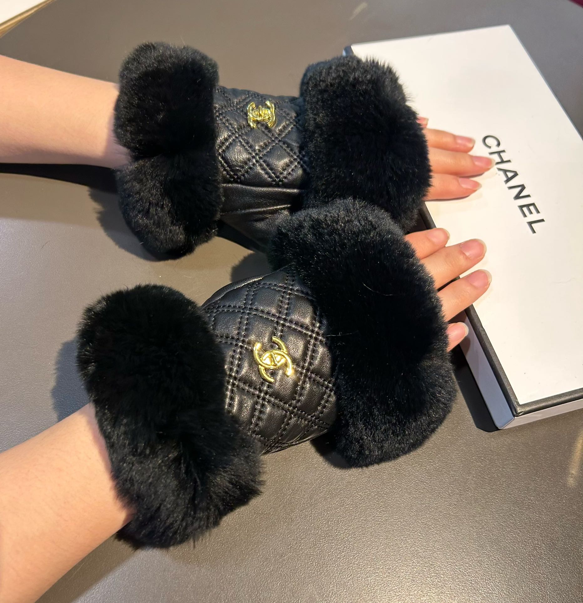 TOP CHANEL   2023 Autumn And Winter Short Lazy Rabbit Fur Gloves