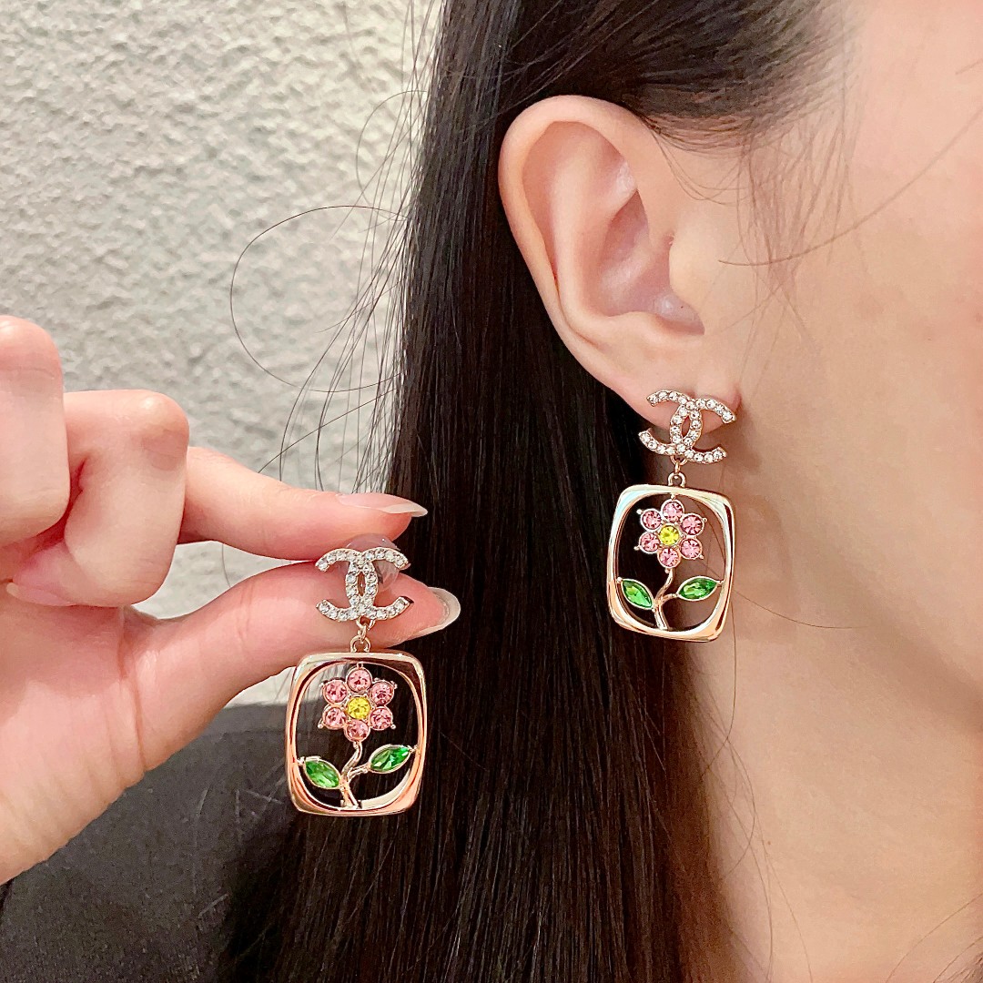 TOP CHANEL Earrings - Gold