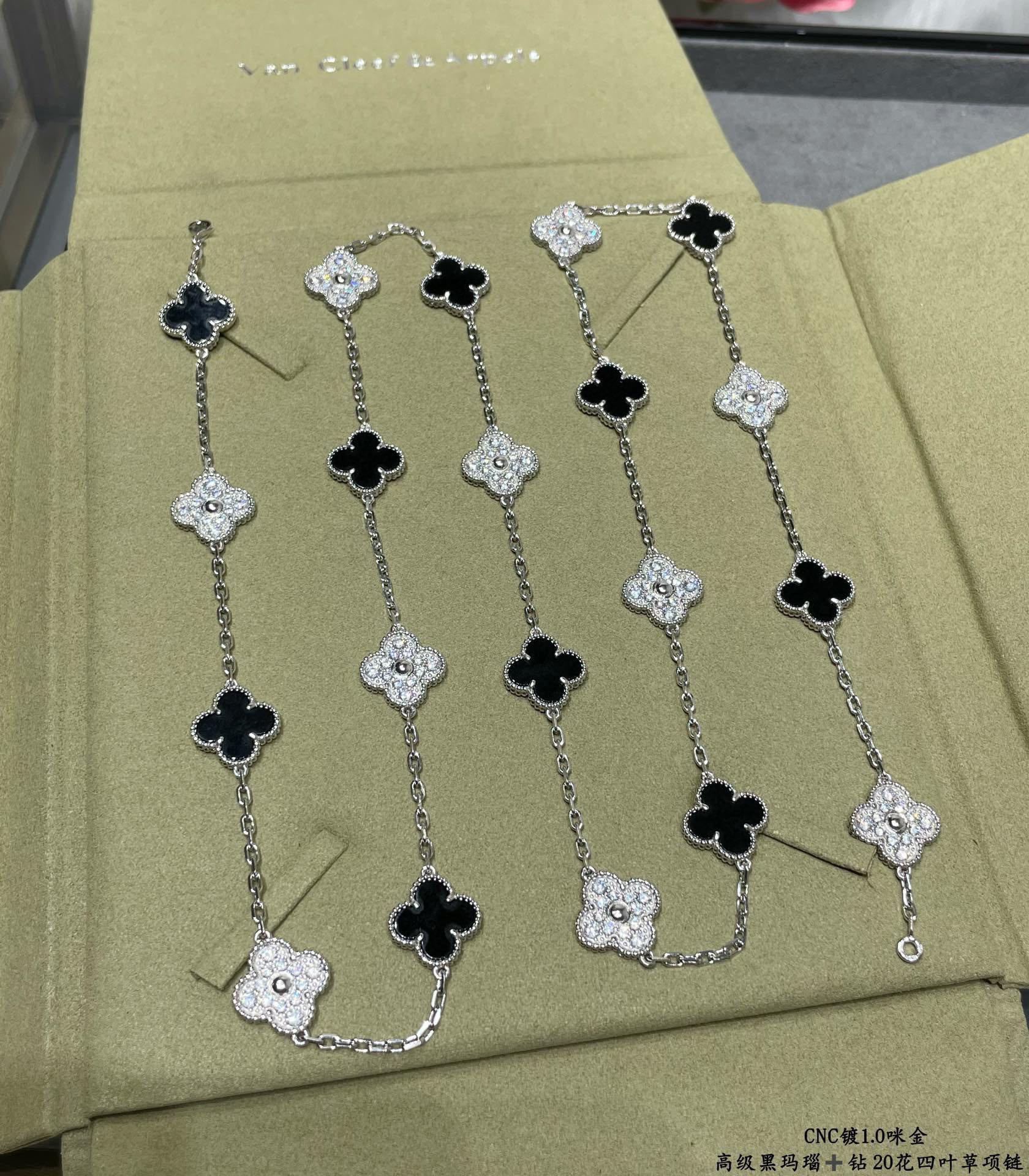 TOP Van Cleef & Arpels Long Necklace with Flowers - Black & Silver