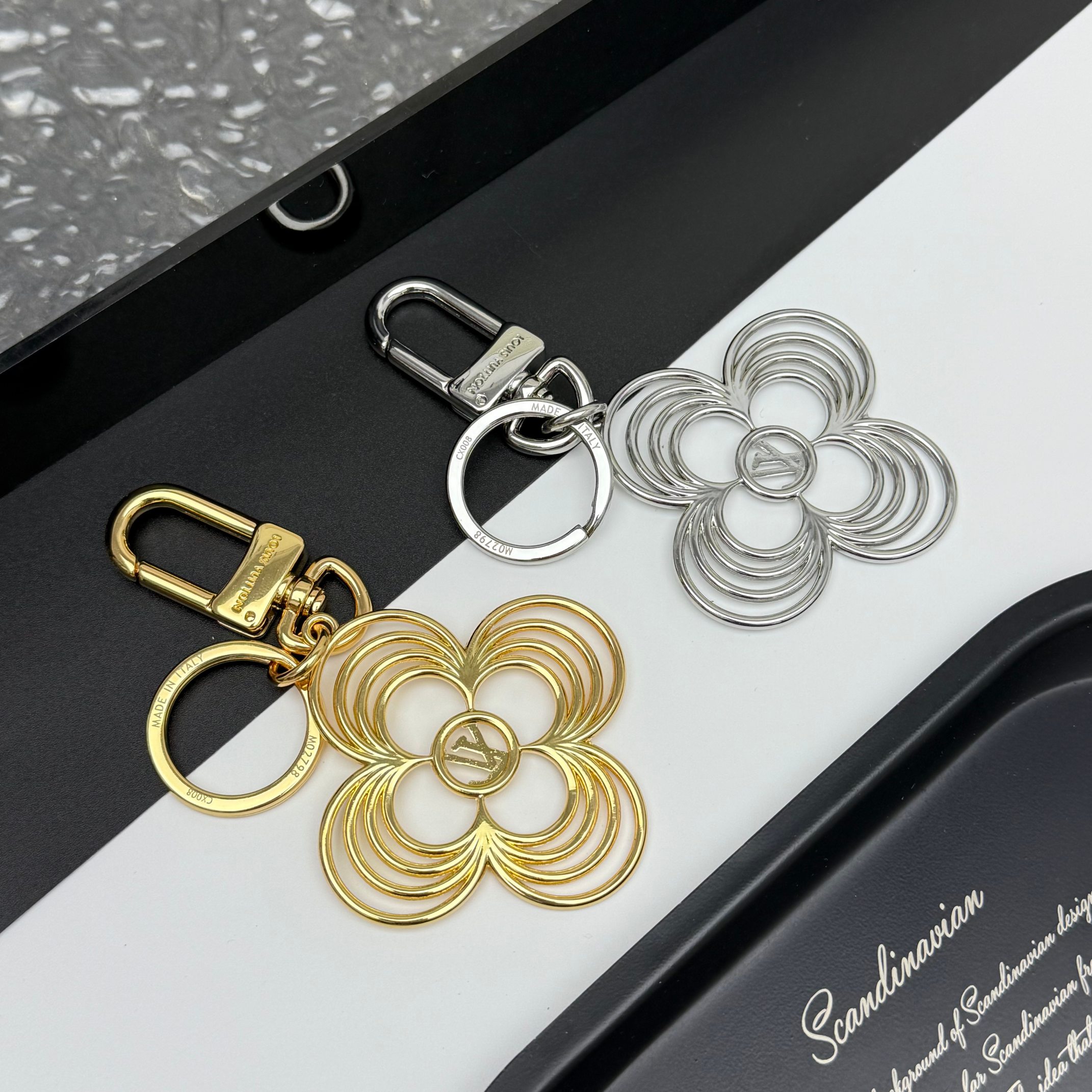 TOP Louis Vuitton LV Breeze Keychain - 2 Colors
