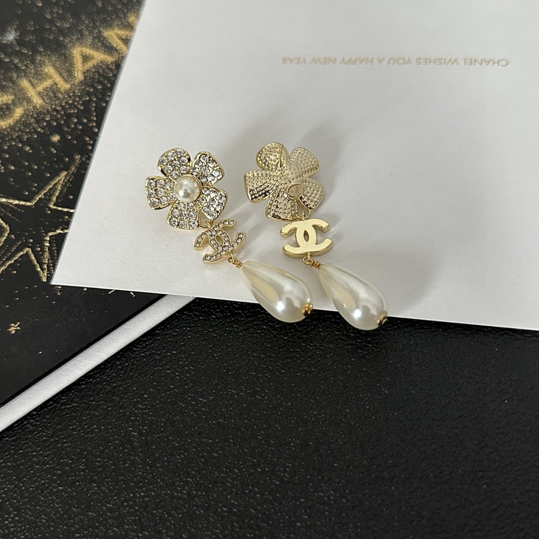 TOP CHANEL Flower Pearl Stud Earrings - Gold
