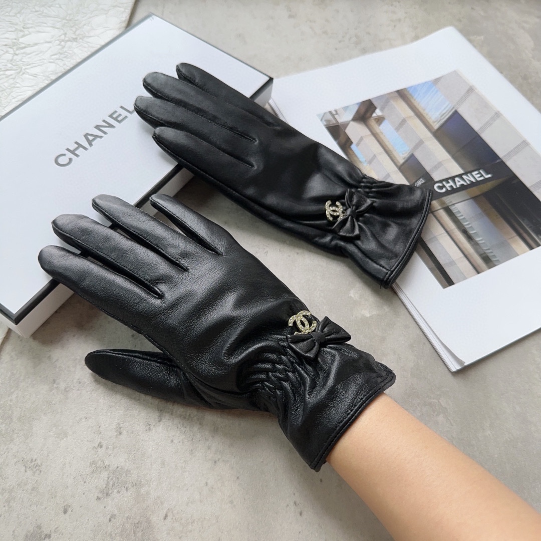 TOP CHANEL  Women's Sheepskin Gloves - Black