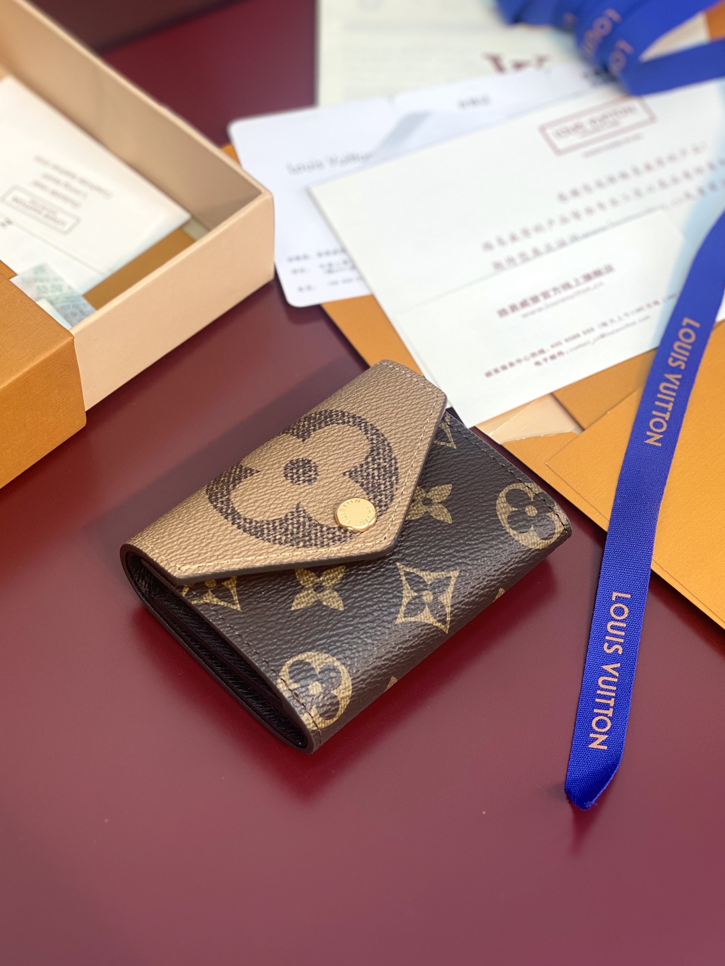 TOP Louis Vuitton LV Zoé Wallet Monogram Reverse Canvas 7.5x3x9.5cm - Khaki/Brown