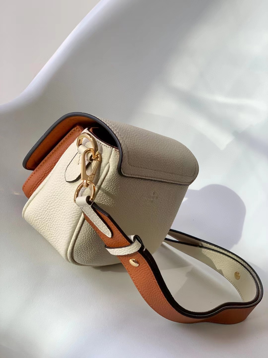 TOP Louis Vuitton LV  Epi Twist Bag 19/13/8cm- White