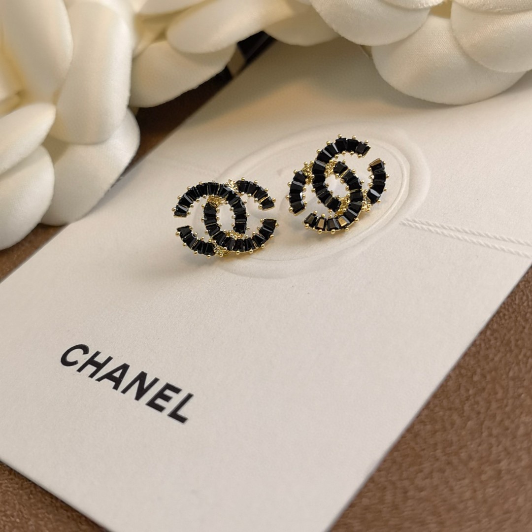 TOP CHANEL Square Black Diamond CC Earrings