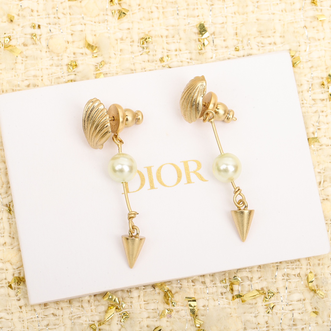 TOP Christian Dior Conch Earrings