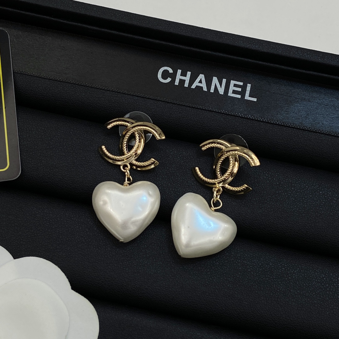 TOP CHANEL Pearl Earrings - Gold&White