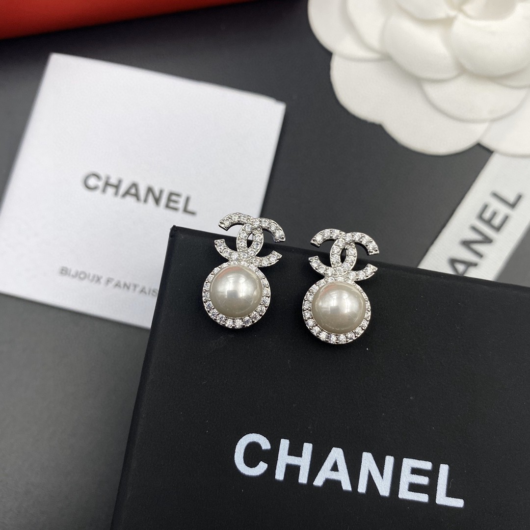 TOP CHANEL Double C Pearl Earrings