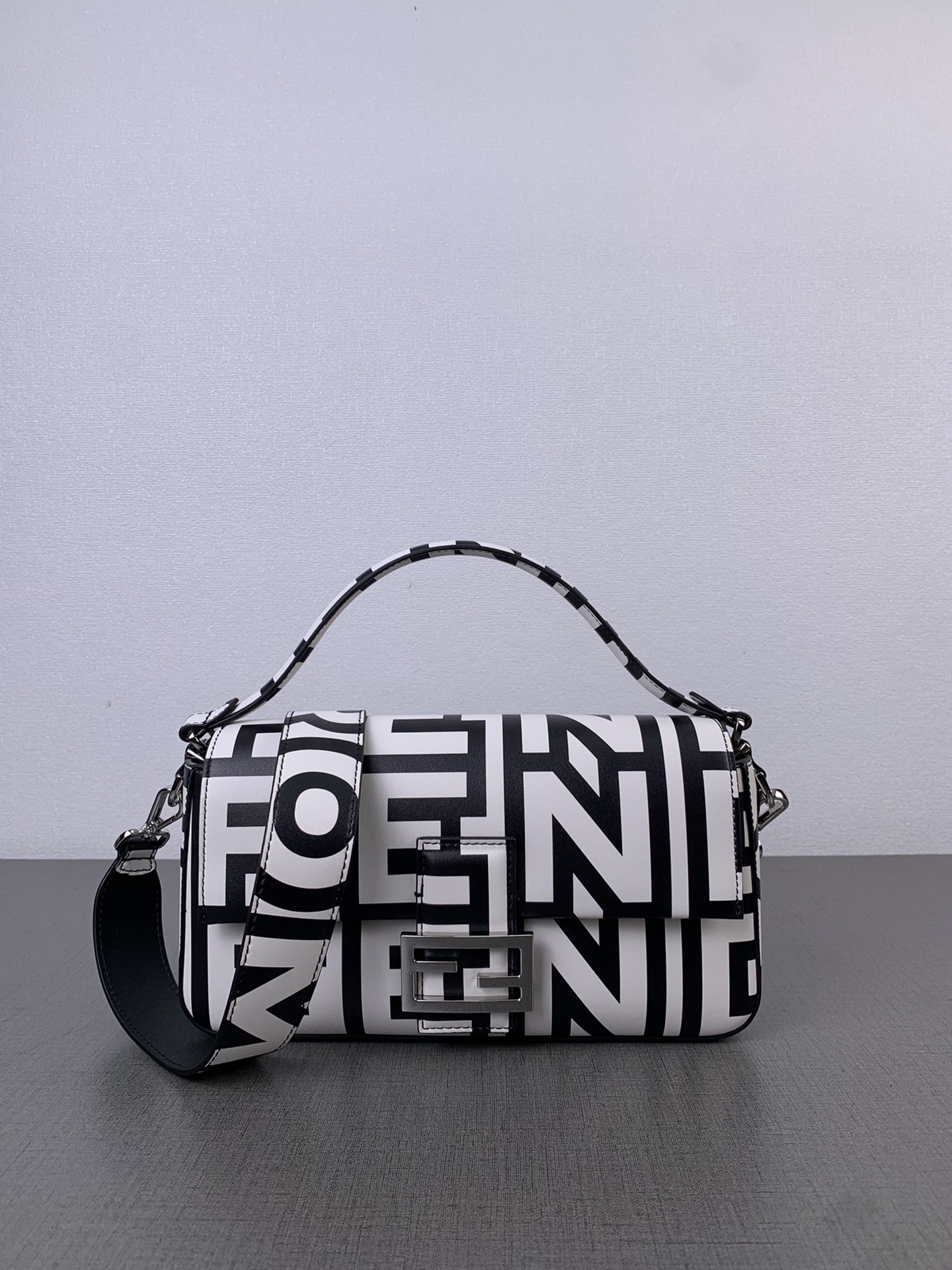 TOP FENDI Calfskin Print Baguette Bags 21x11.5x5cm - Black Paired With White - SHW
