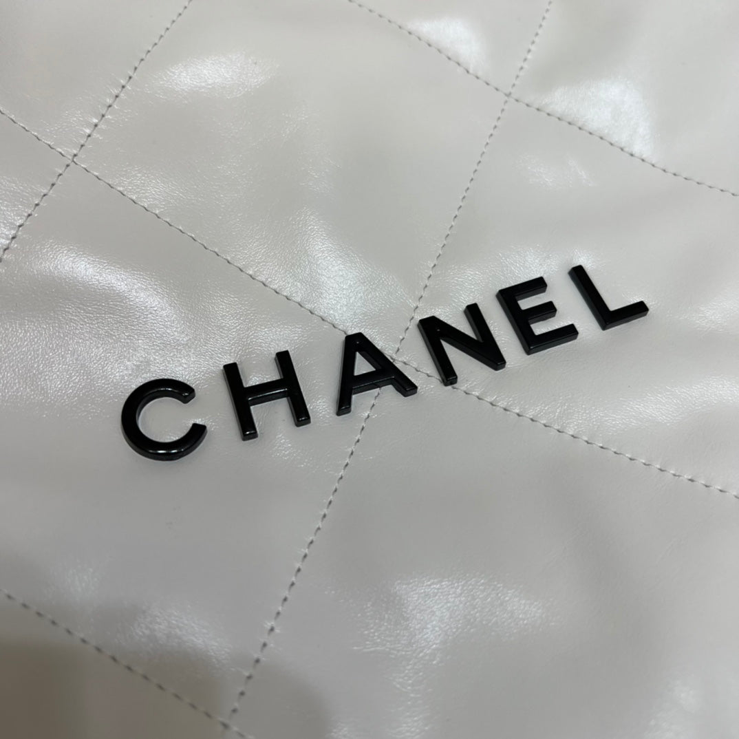 TOP CHANEL 22 Bag Small 35cm - White & Black Logo