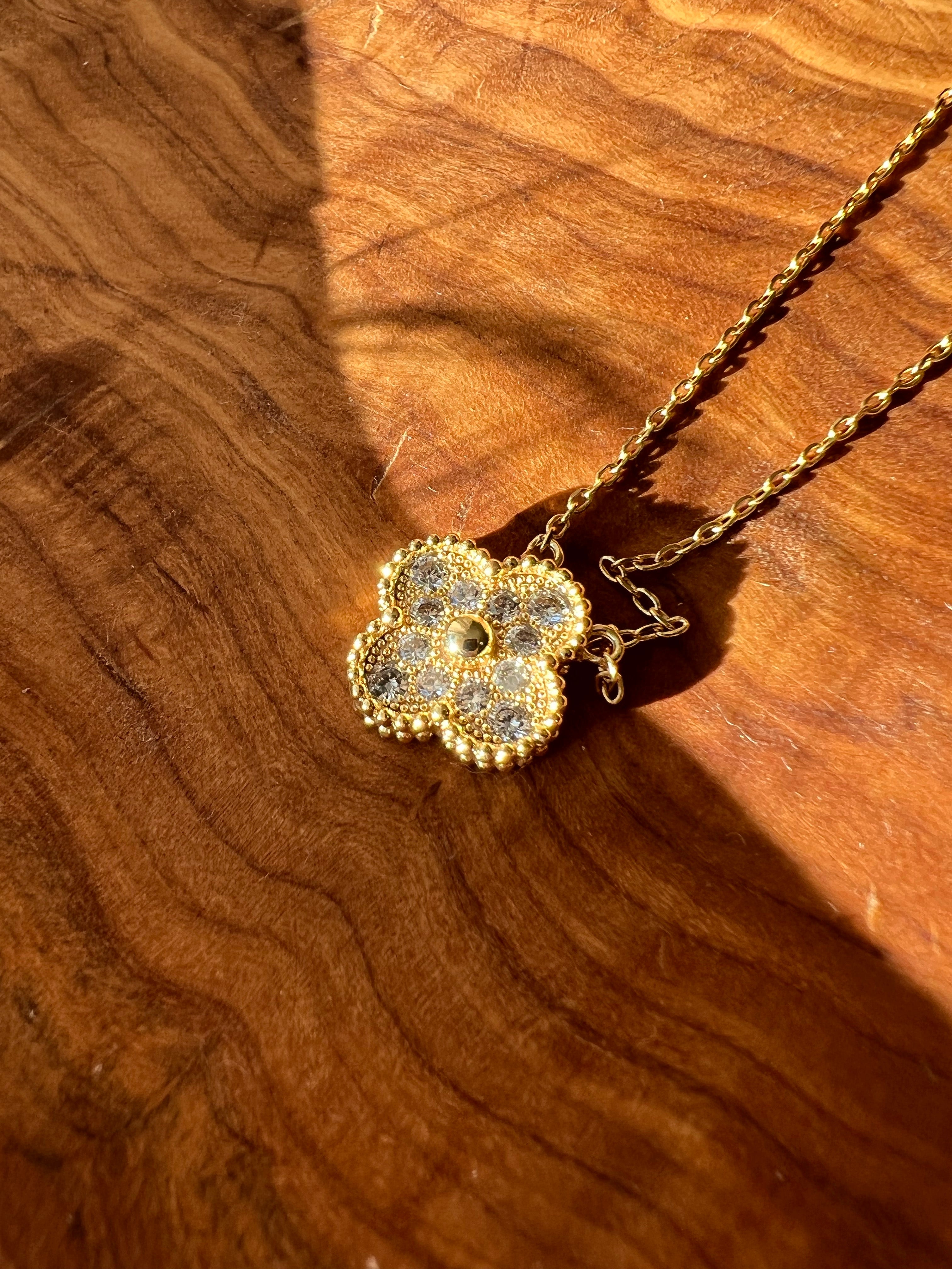 TOP Van Cleef & Arpels VCA Single Motif Necklace w Stones - Gold