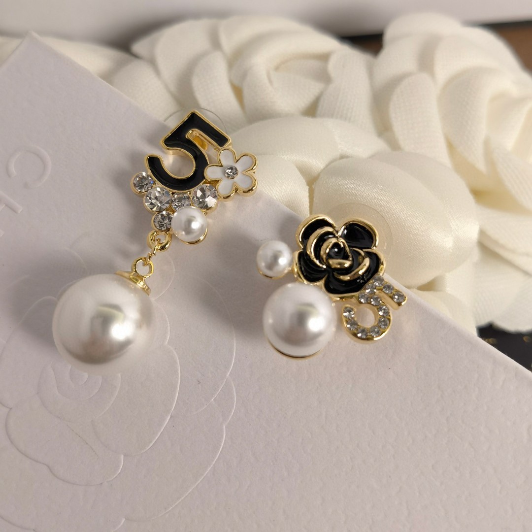 TOP CHANEL Earrings with Pearls and Flowers - 2 Color