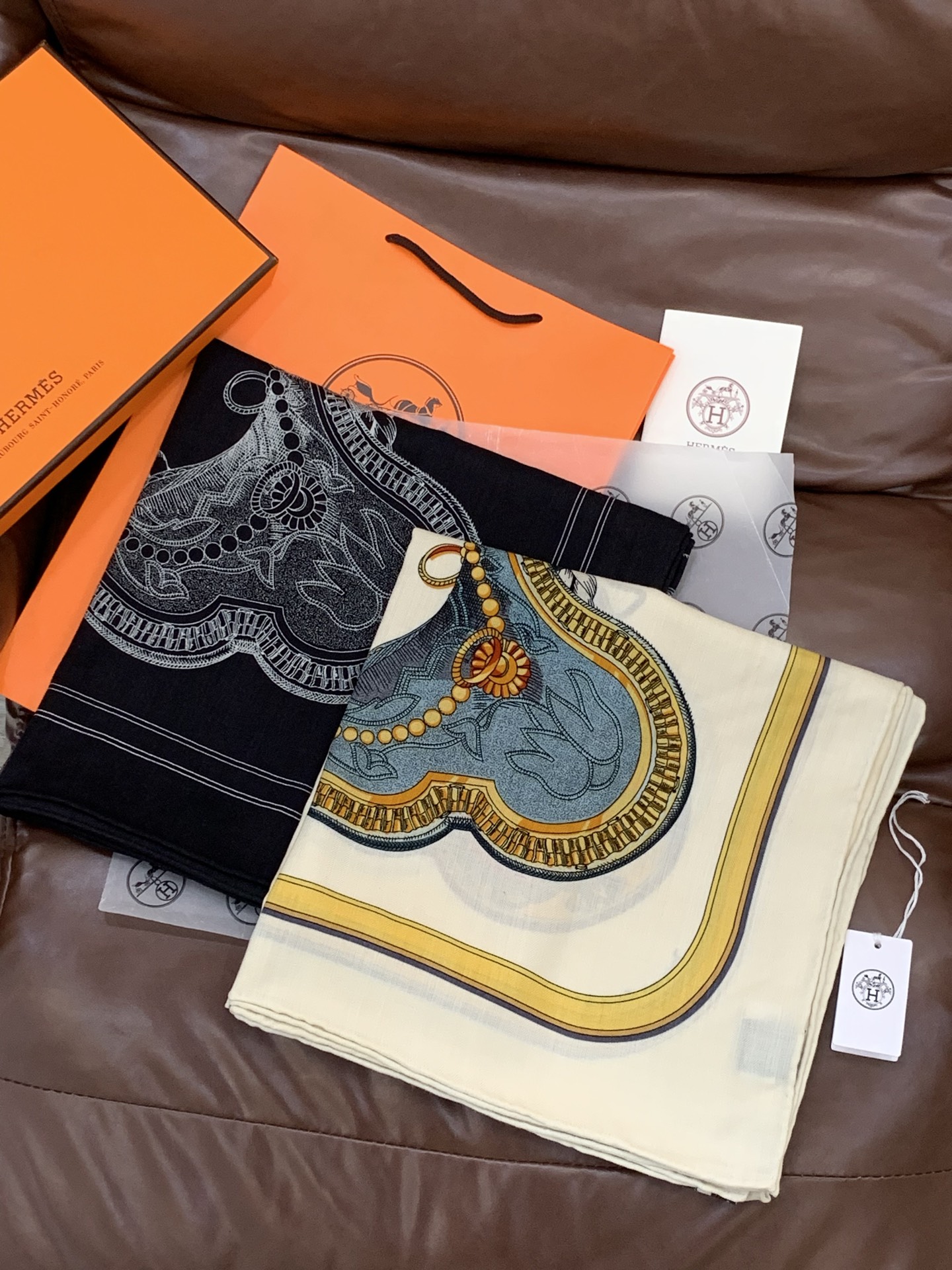 TOP HERMES 70% Cashmere + 30% Silk Scarf 140x140 cm - 2 Colors