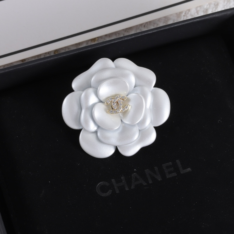 TOP CHANEL CC Brooch - White