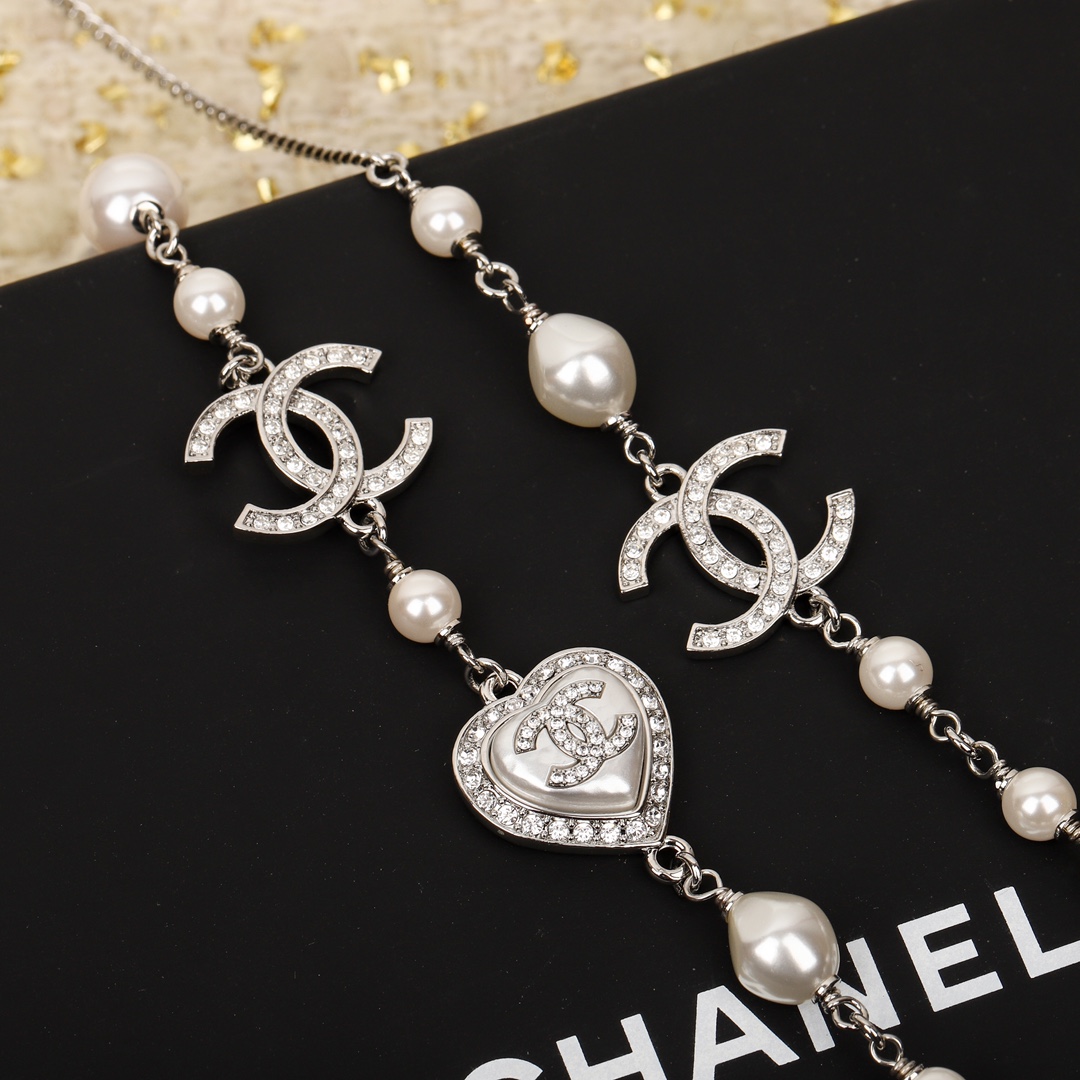 TOP CHANEL Heart Pearl Sweater Chain