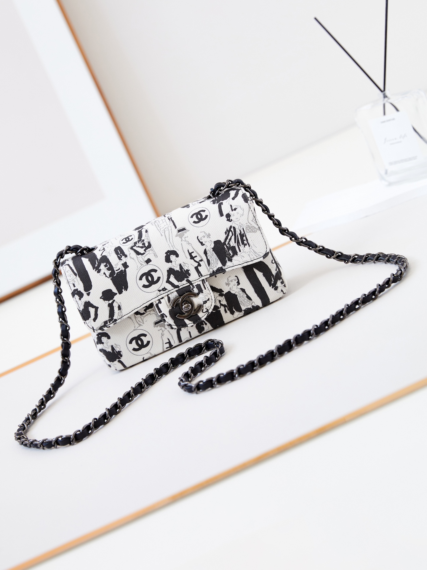 TOP CHANEL Flap Bag with Black and White Head Print 12x20x6cm/15.5x25.5x6.5cm