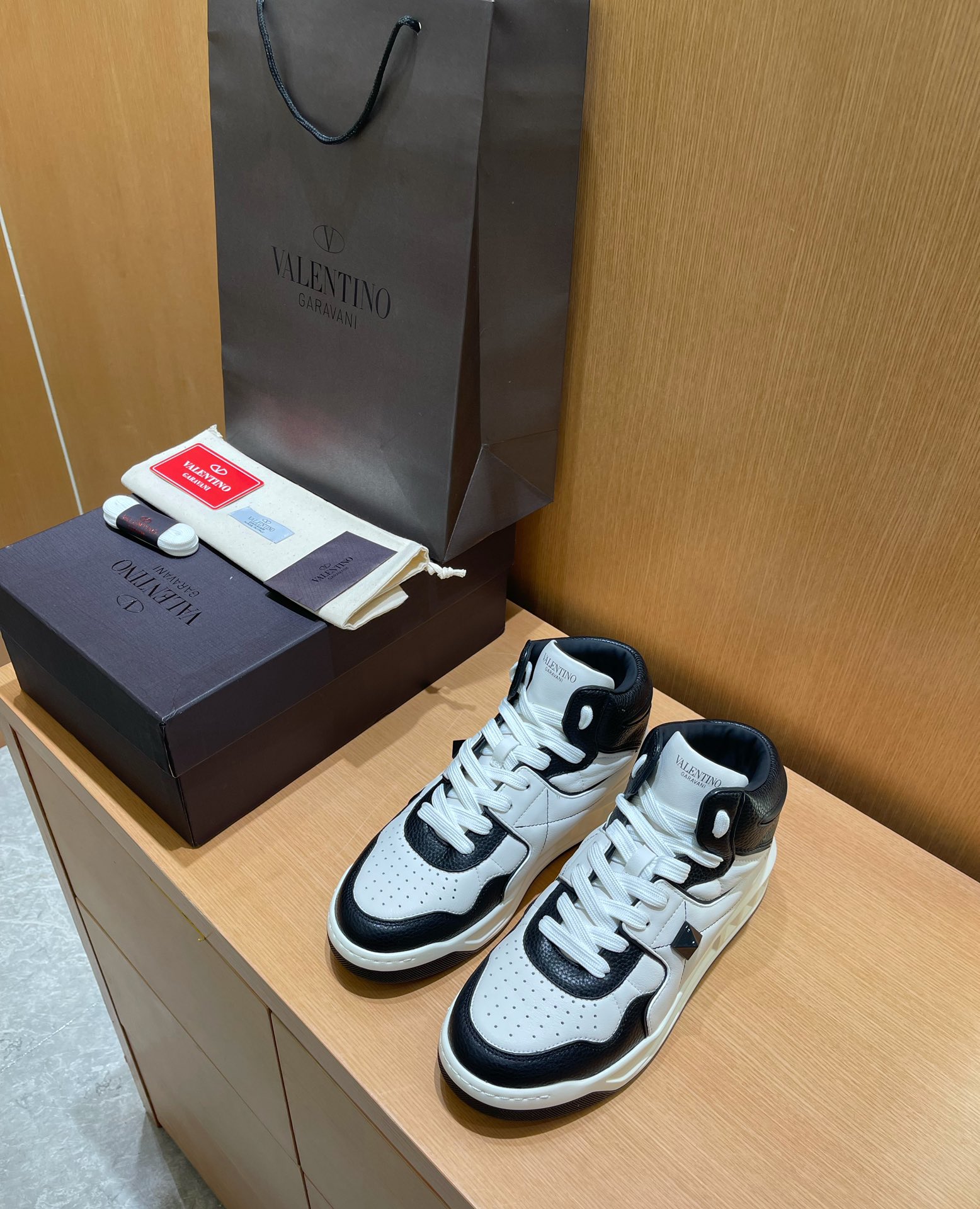 Valentino Garavani One‑Stud High‑Top Sneakers, Black‑White Color‑Block Grain Calf Leather Platform Casual Basketball Shoes for Men Women