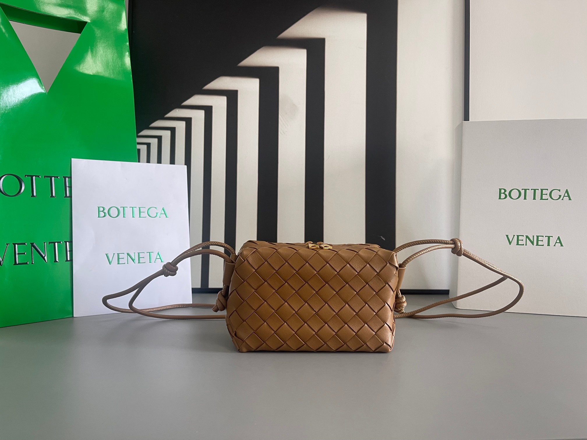 TOP Bottega Veneta BV Loop Camera Bag Lambskin 17x10x6cm - Brown