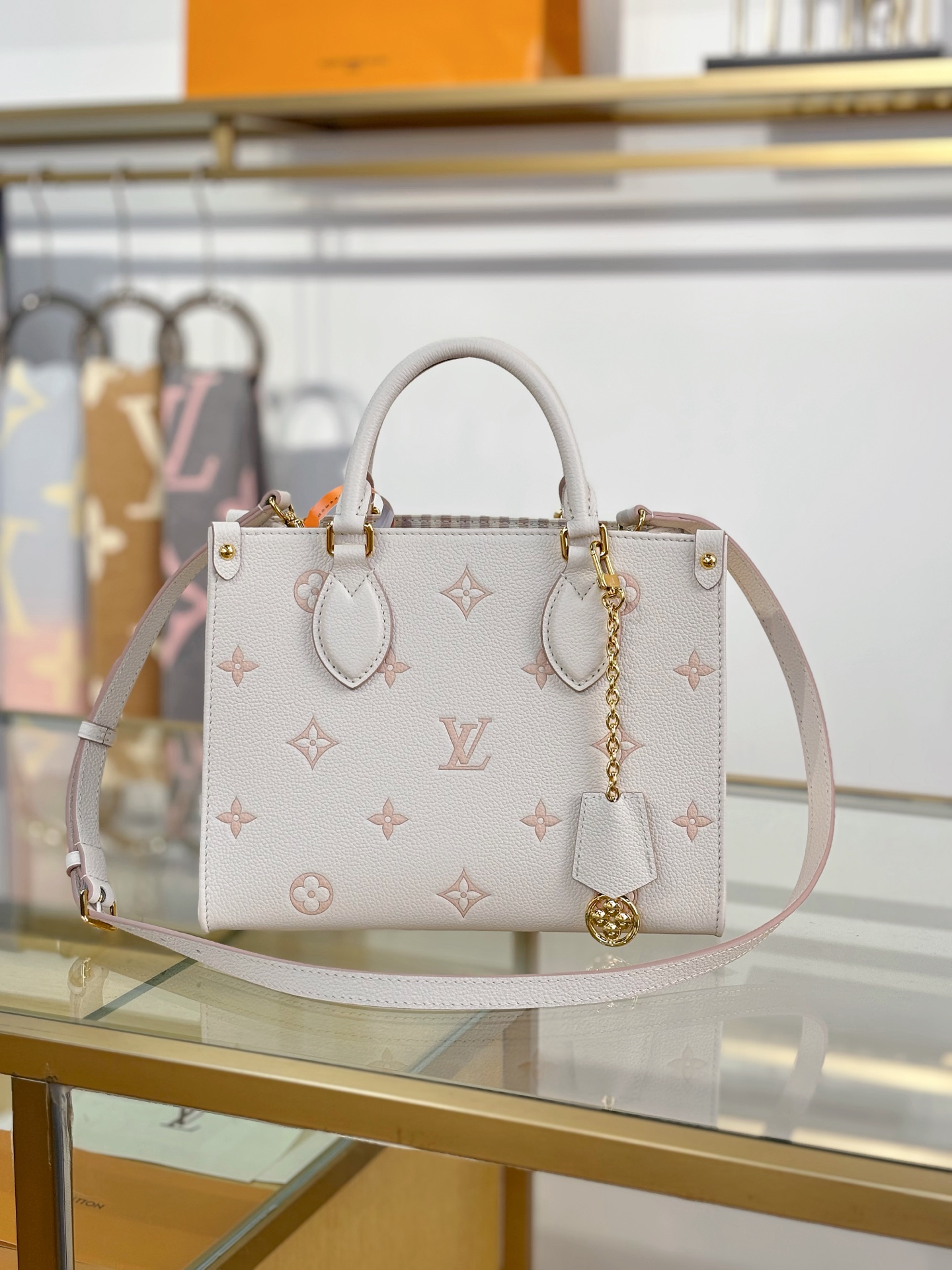 TOP Louis Vuitton LV  On The Go Small Handbag 25x19x11.5cm - White