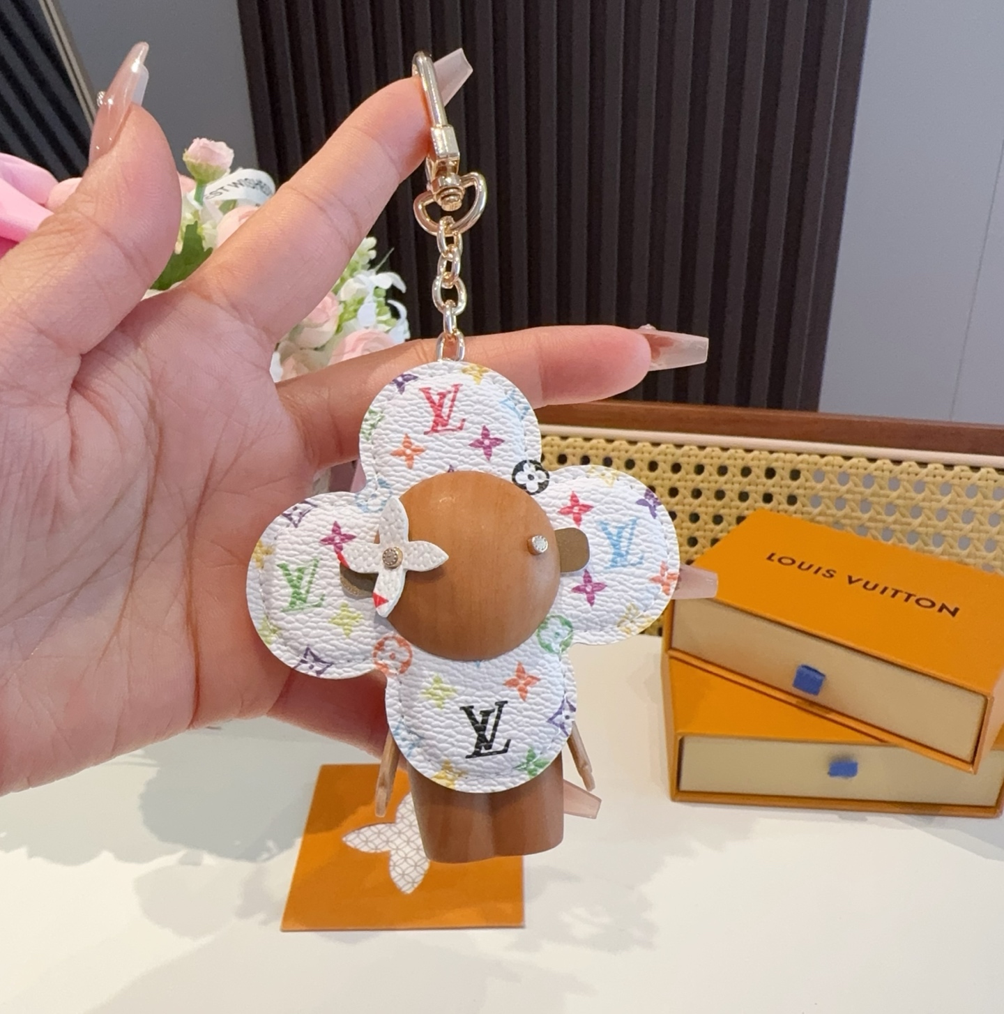 TOP Louis Vuitton LV Sunflower Keychain - White